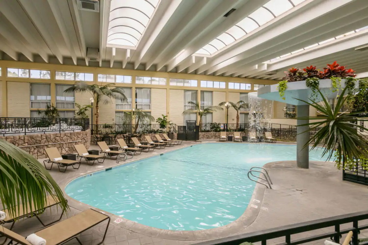 wyndham garden fresno zwembad.jpg