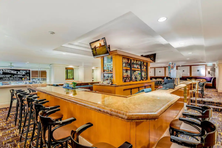 hilton los angeles airport bar.jpg