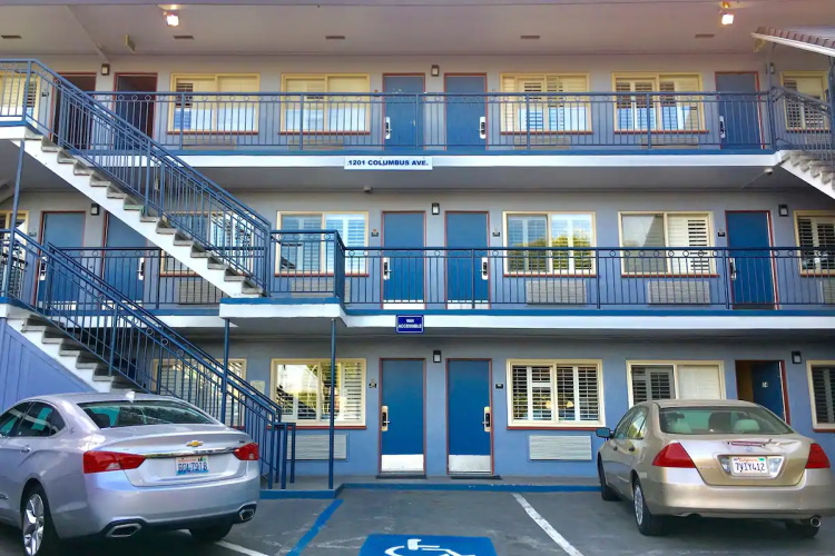 travelodge by wyndham by fisherman's wharf parkeren voor de deur.jpg