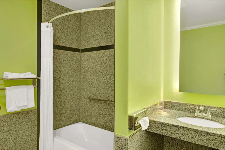 days inn by wyndham san francisco lombard badkamer.jpg