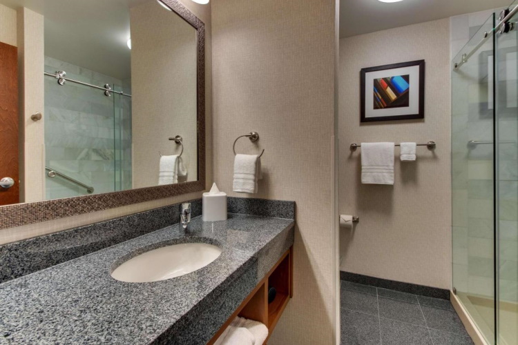 drury plaza hotel nashville downtown badkamer.jpg