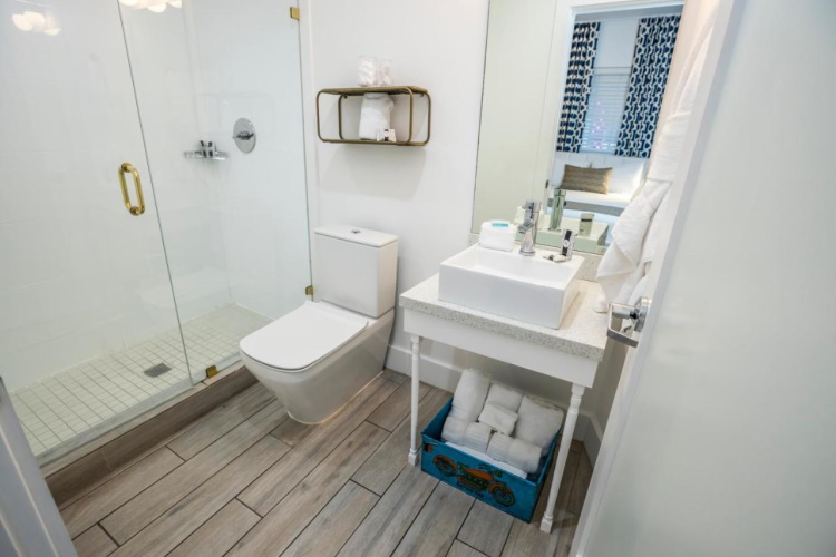 oceanside hotel badkamer.jpg