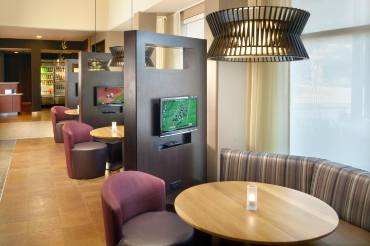 courtyard by marriott atlanta airport south lounge.jpg