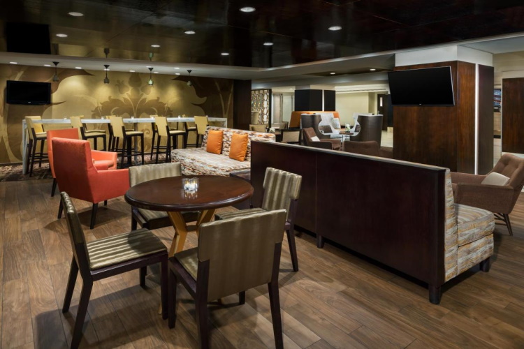 doubletree by hilton metropolitan lounge.jpg
