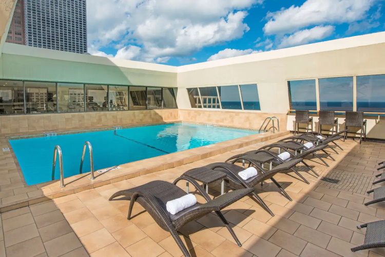 hampton inn chicago downtown magnificient mile zwembad.jpg