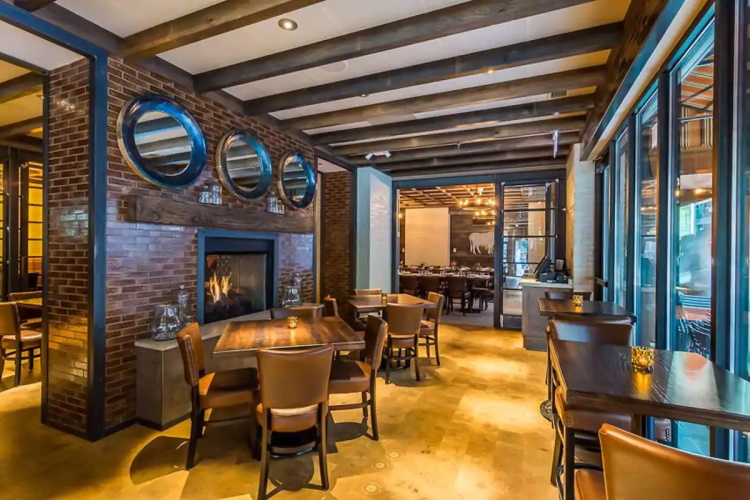 hampton inn chicago downtown magnificient mile restaurant.jpg