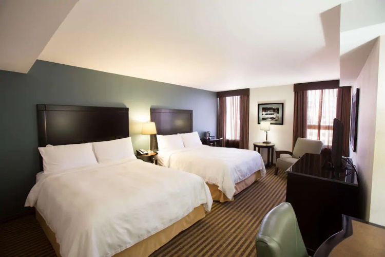 hampton inn chicago downtown magnificient mile kamer 2 bedden.jpg