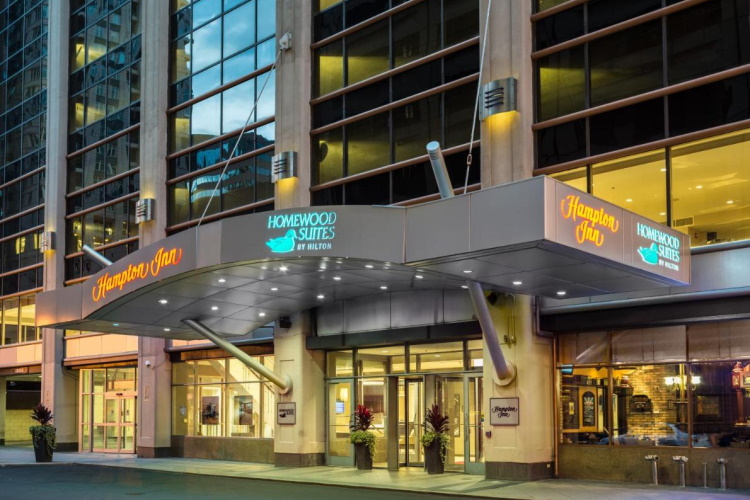 hampton inn chicago downtown magnificient mile voorkant.jpg