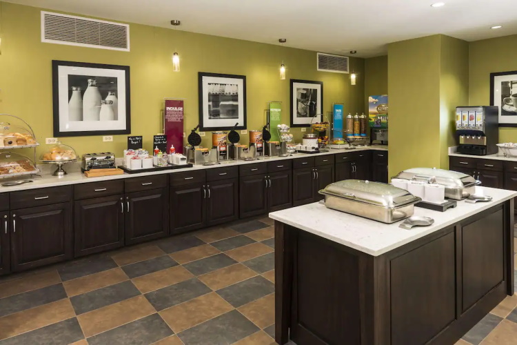 hampton inn chicago downtown magnificient mile ontbijtruimte.jpg