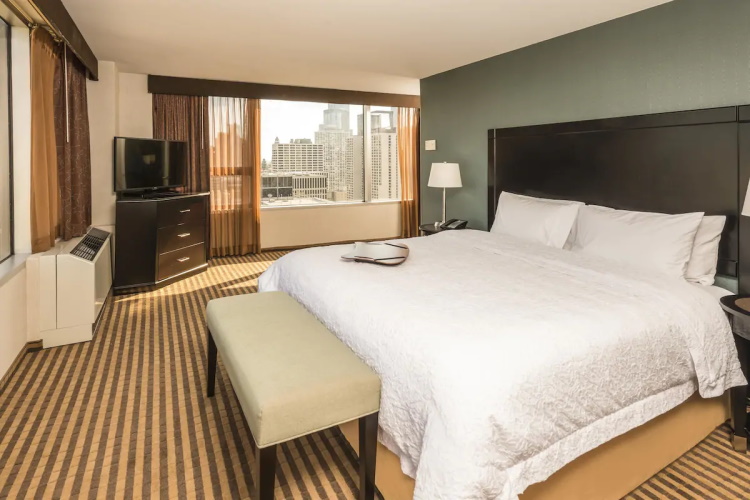hampton inn chicago downtown magnificient mile kamer 1 bed.jpg
