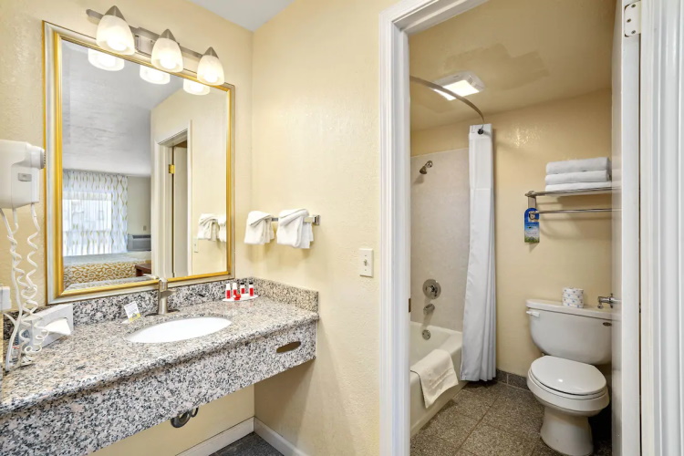 days inn by wyndham san simeon badkamer.jpg