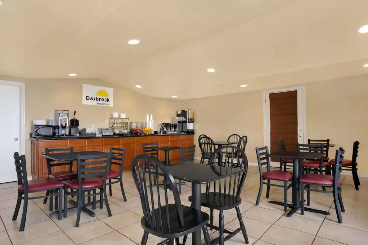 days inn by wyndham san simeon ontbijtruimte.jpg
