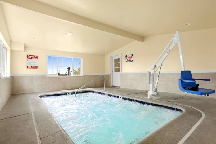 days inn by wyndham san simeon hottub.jpg