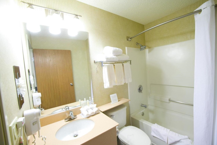 ramada by wyndham santa fe badkamer.jpg