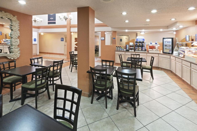 ramada by wyndham santa fe ontbijtruimte.jpg