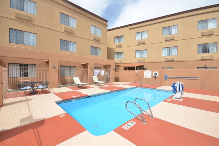 ramada by wyndham santa fe zwembad.jpg
