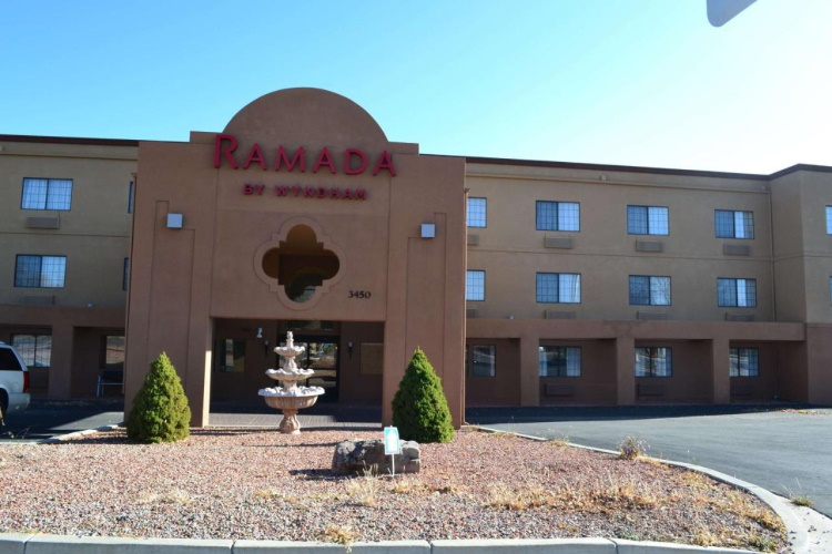 ramada by wyndham santa fe voorkant.jpg