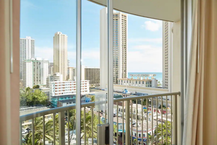 ohana waikiki east by outrigger uitzicht vanaf kamer.jpg