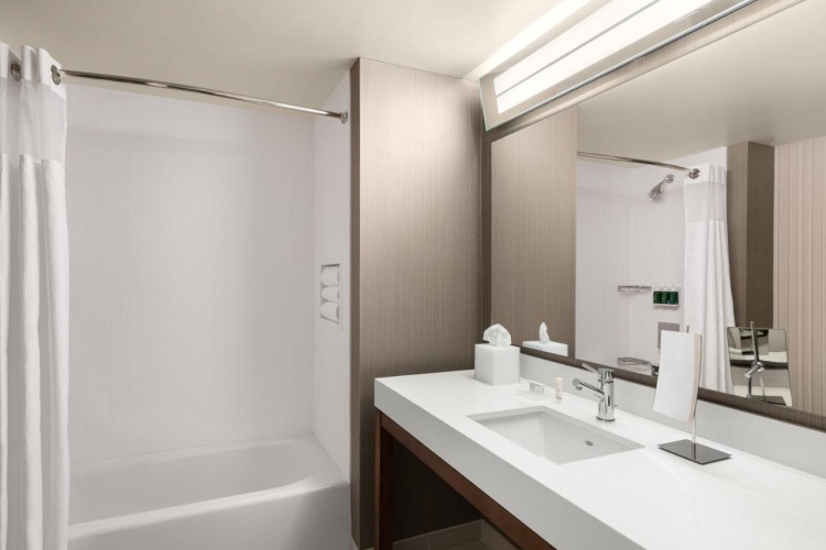 courtyard by marriott seattle northgate badkamer.jpg