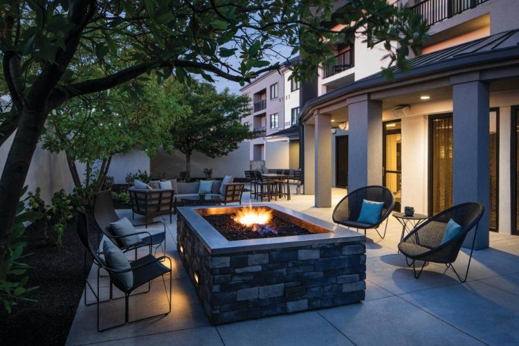 courtyard by marriott seattle northgate buiten zitten.jpg