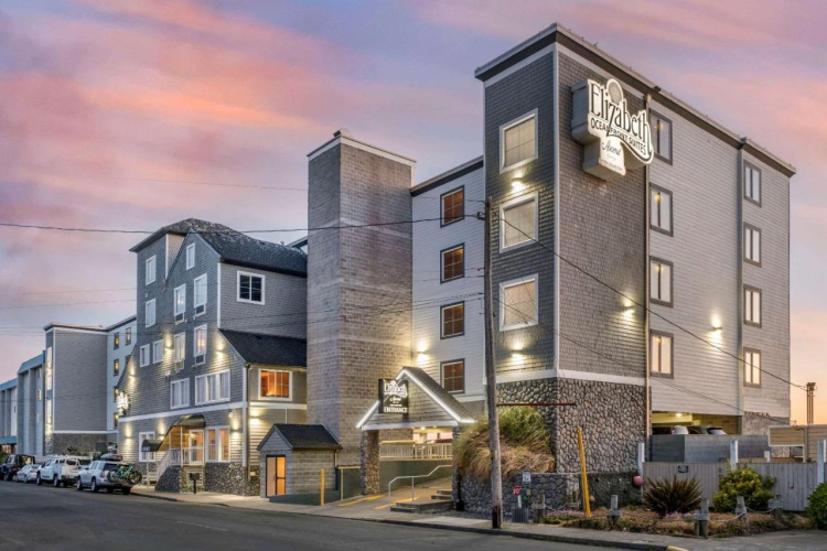 elizabeth oceanfront suites gebouw.jpg