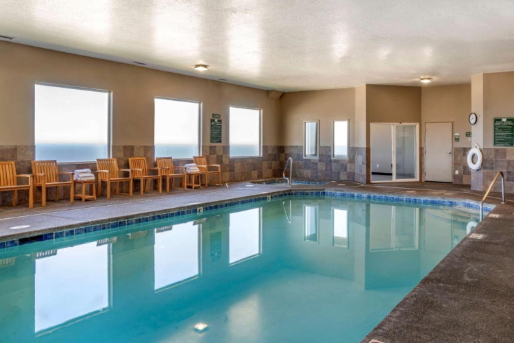 elizabeth oceanfront suites zwembad.jpg