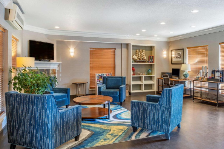 elizabeth oceanfront suites lounge.jpg