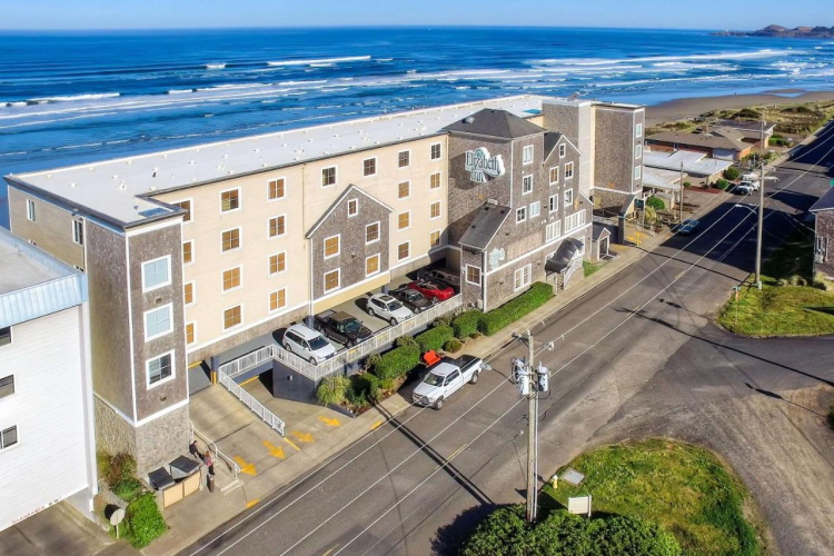elizabeth oceanfront suites buitenkant.jpg