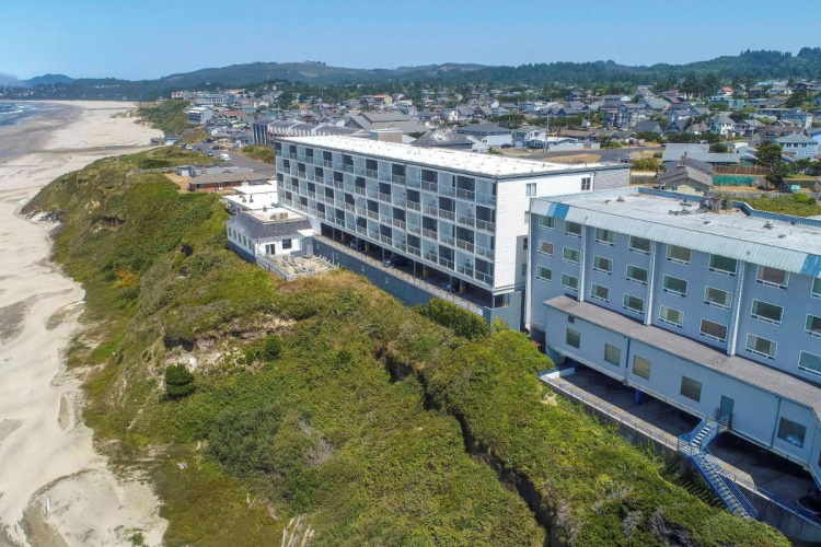 elizabeth oceanfront suites strand voor de deur.jpg