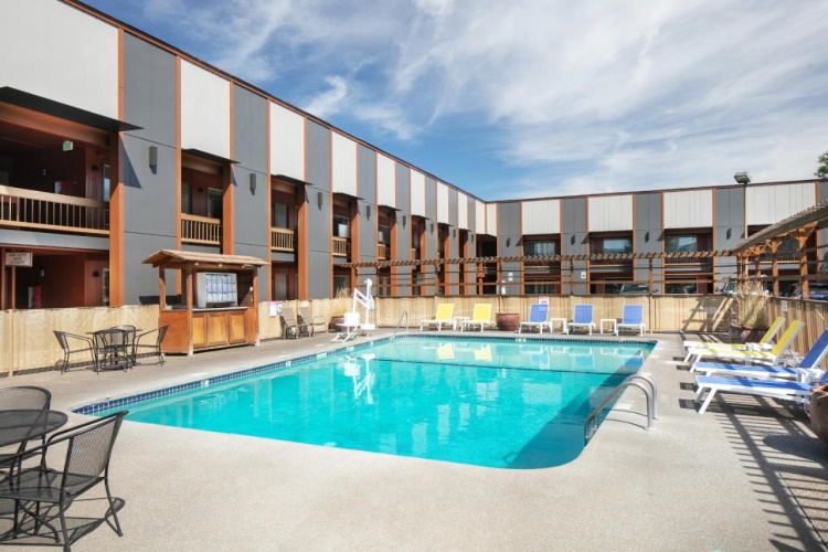 waypoint hotel zwembad.jpg