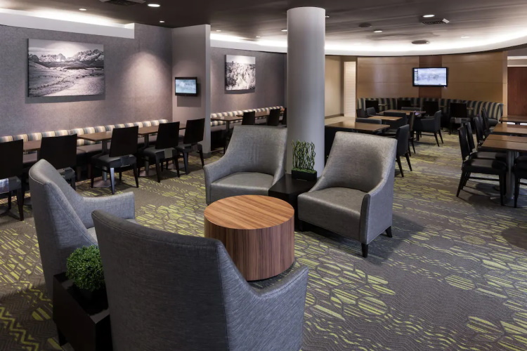 springhill suites by marriott boise parkcenter buiten lounge.jpg