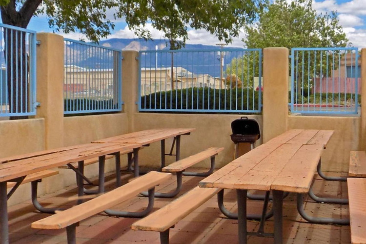 greentree inn albuquerque buiten zitten.jpg