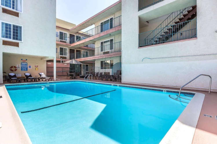 comfort inn santa monica zwembad.jpg