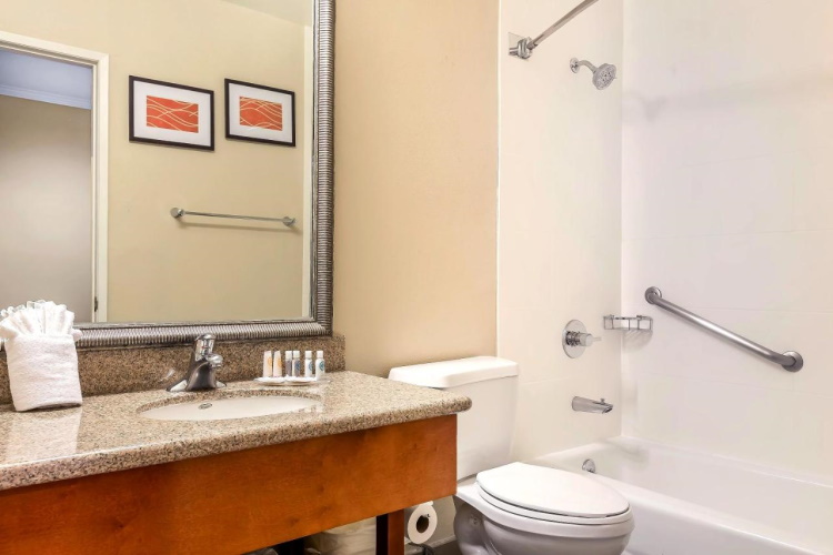 comfort inn santa monica badkamer.jpg