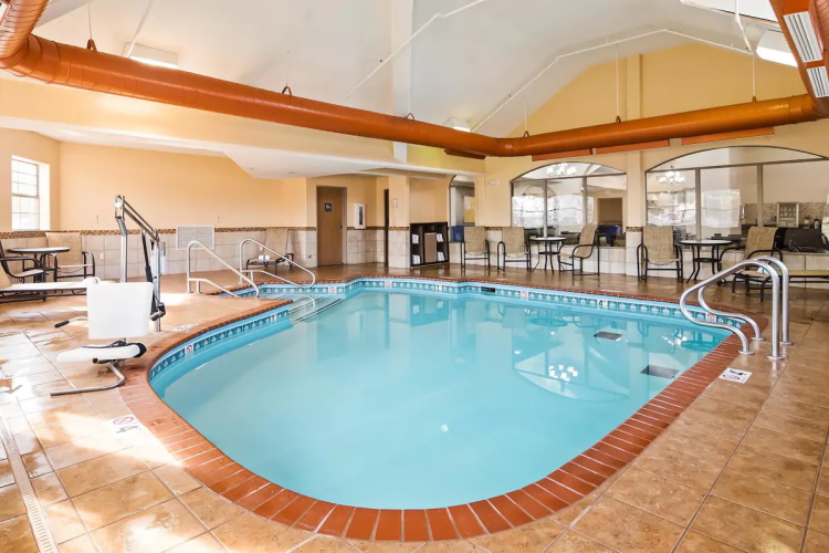 best western plus tulsa inn zwembad.jpg
