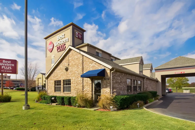 best western plus tulsa inn voorkant.jpg