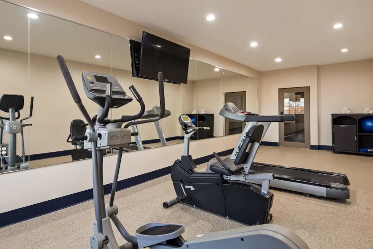 best western plus tulsa inn fitness.jpg
