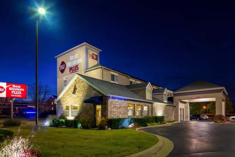 best western plus tulsa inn aankomst in de avond.jpg