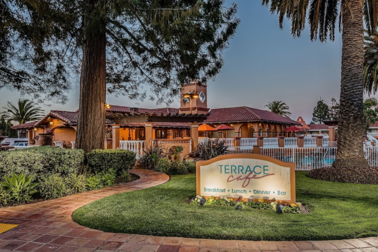 best western plus el rancho inn vanaf de weg.jpg