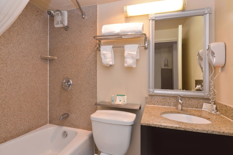 quality inn & suites montebello badkamer.jpg