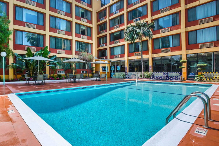 quality inn & suites montebello zwembad 001.jpg