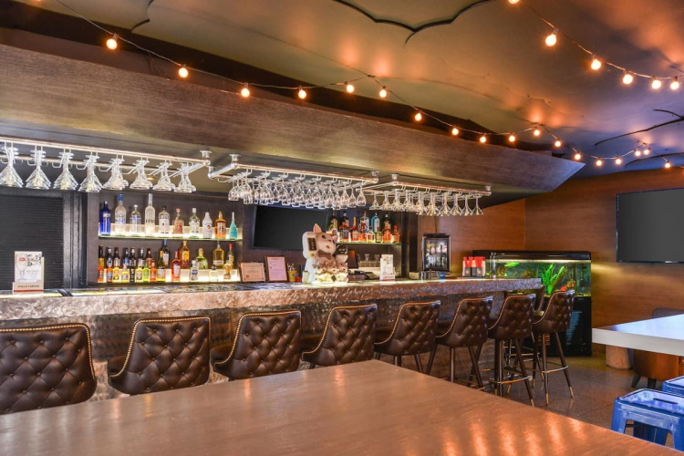 quality inn & suites montebello bar.jpg