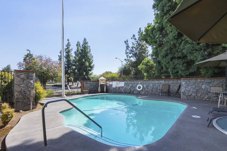 quality inn fresno yosemite airport zwembad.jpg
