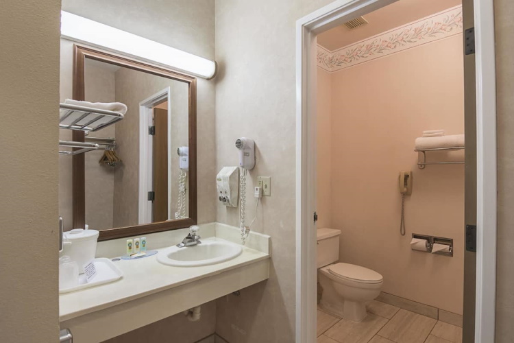 quality inn fresno yosemite airport badkamer.jpg