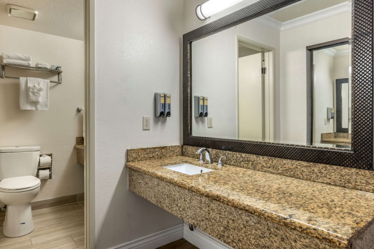best western plus south bay badkamer.jpg