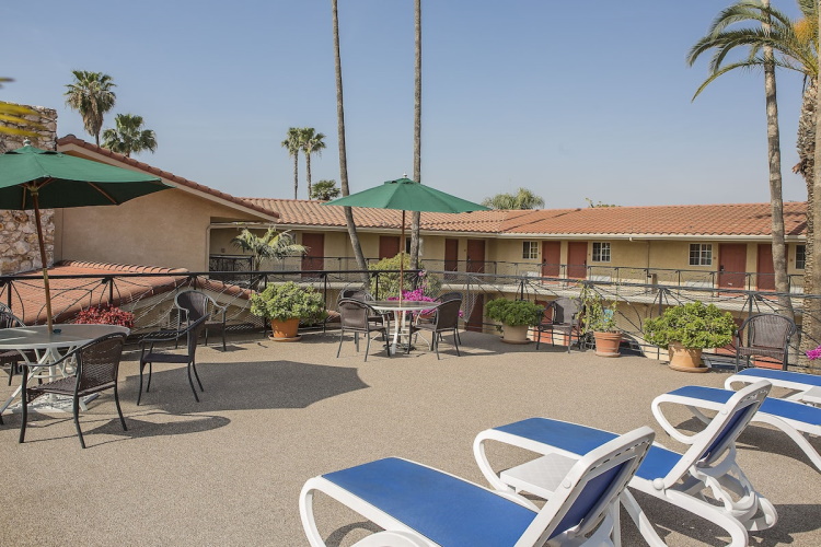 safari inn hotel kamer buiten ligbedden.jpg