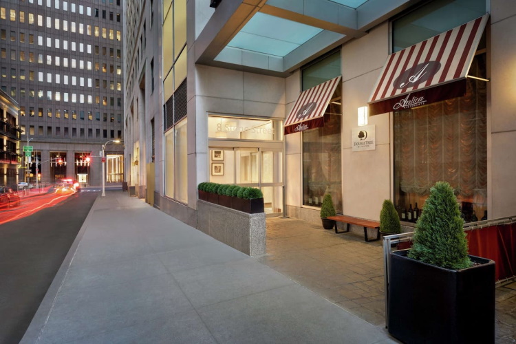 doubletree by hilton new york downtown buiten 001.jpg