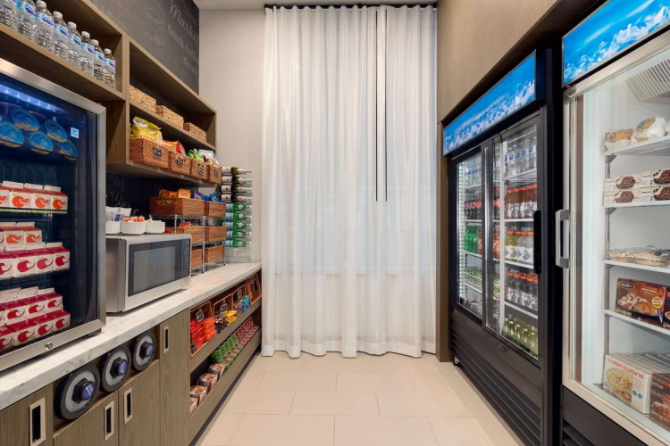 doubletree by hilton new york downtown minimarkt.jpg