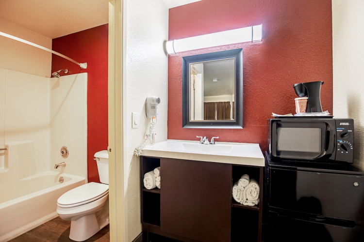 red roof inn kingman badkamer.jpg