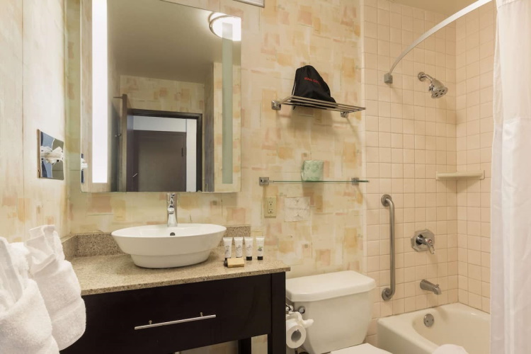 red lion hotel monterey badkamer.jpg